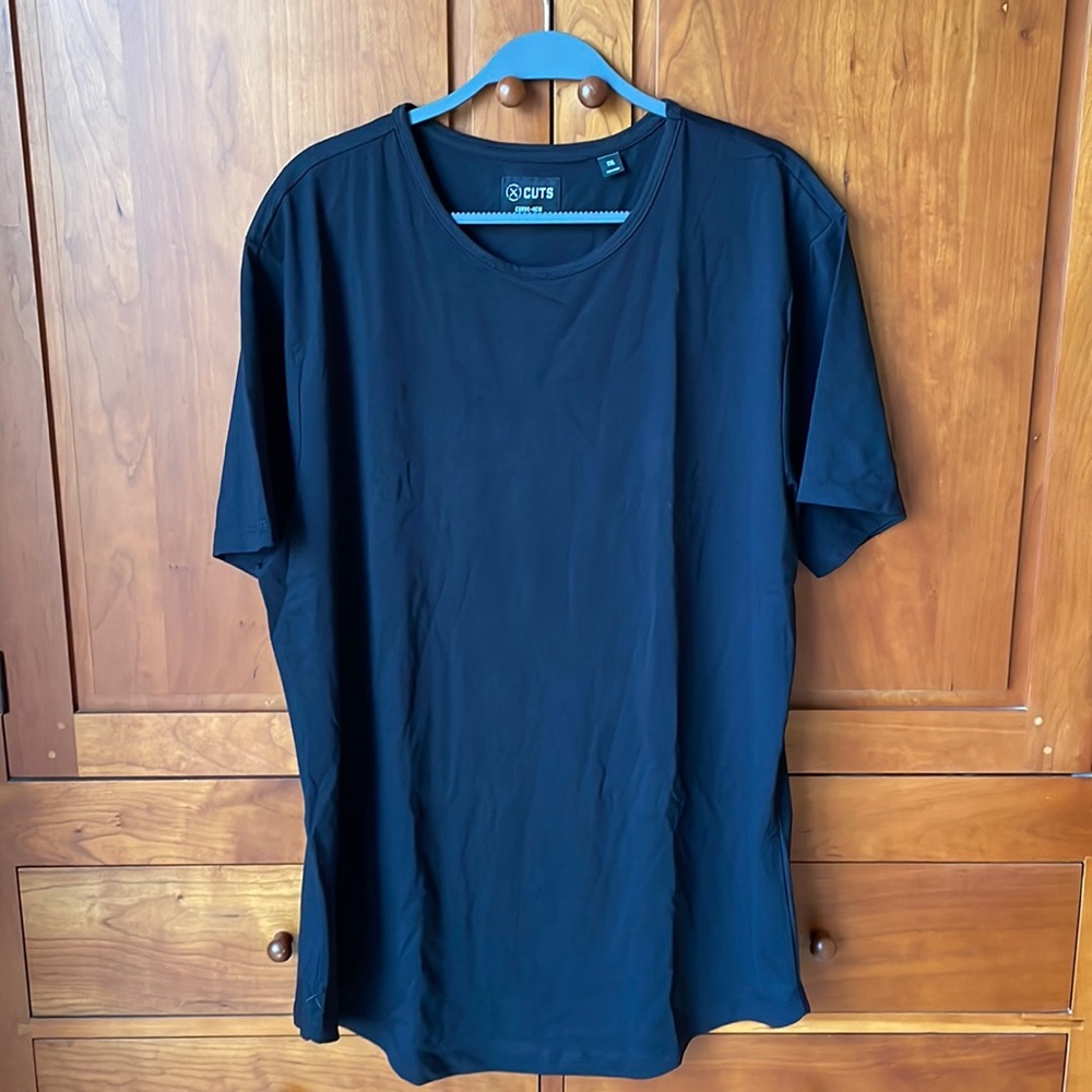 CUTS Ao Curve-Hen Tee Signature Fit. XXL. Black